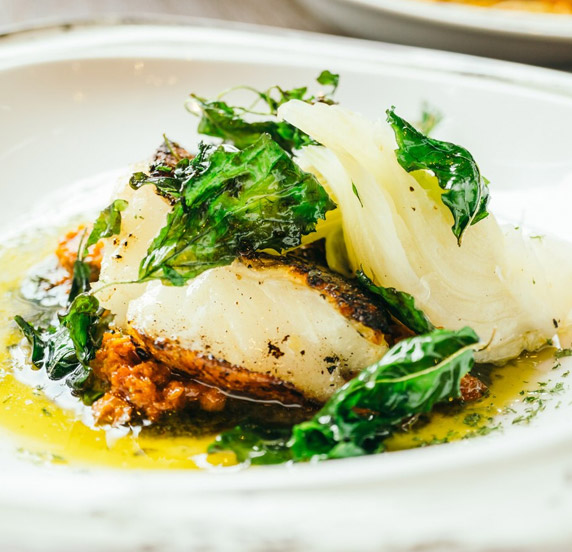 Bacalao marinado con alcaparras y aceitunas